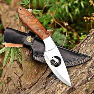 Cuchillo de Caza de Acero Damasco Forjado a Mano, Personalizado, de Alto Contenido de Carbono, para Supervivencia al Aire Libre y Camping, con Mango de Madera - Product Image 1