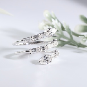 Anillo de compromiso y boda de lujo de oro blanco con corte esmeralda, cultivado en laboratorio, con bandas de diamantes en espiral de serpiente para mujer, anillos envolventes llamativos. - Product Image 3