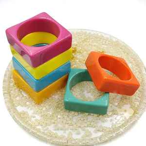 Brazalete de Resina Moderno para Mujer de Creative Art Zone - Joyería Hecha a Mano para Fiestas - Product Image 5