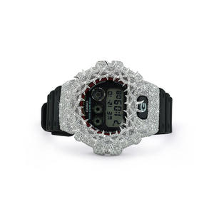Montres personnalisées en moissanite et diamant, demi-entourées de pierres, avec bracelet en caoutchouc noir et boîtier rond artistique pour la mode - Product Image 1
