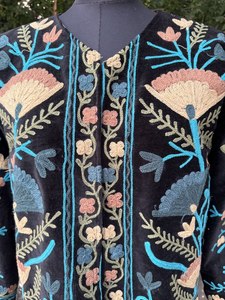 Chaqueta de Terciopelo Suzani – Abrigo Boho Bordado a Mano – Chaqueta Corta Talla Única – Ropa Étnica de Estilo Vintage – Lote al por Mayor - Product Image 4