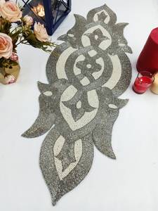 Chemin de table en tissu fait main, style bohème, motif floral, avec perles argentées et blanches, et sous-plats - Product Image 6