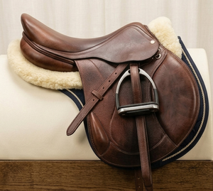 Silla de Montar Premium de Cuero Marrón para Salto, Cómoda para Montar a Caballo, con Estribos y Acolchado Suave - Product Image 1