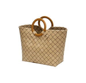 Sac fourre-tout tendance en plastique tressé camel avec poignée en bois artisanale pour les vacances à la plage - Product Image 1