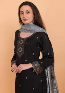 Safaa Winter Sakeena Premium Acrowool Tissu non coupé pour robe de femme avec étole, matière pour costumes et robes en laine, costume d'hiver - Product Image 4