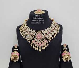 Ensemble de bijoux de mariée Kundan vert 12558 plaqué or, collier et boucles d'oreilles avec imitation perle et pierre doublette, pour mariage et fêtes. - Product Image 5