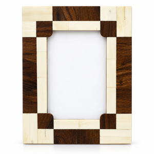Cadre photo en bois brun foncé avec incrustation géométrique crème et motif pyramidal 3D, fournisseur en gros de décoration intérieure - Product Image 2