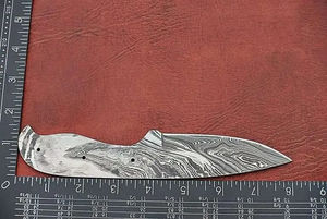 มีดสกินเนอร์เหล็กดามัสกัสคุณภาพสูงขนาด 8 นิ้ว ด้ามจับแบบเต็มด้าม ดีไซน์ยอดเยี่ยม ปรับแต่งได้ตามต้องการ มีดล่าสัตว์ OEM พร้อมใบมีดทรงหยดน้ำ - Product Image 4