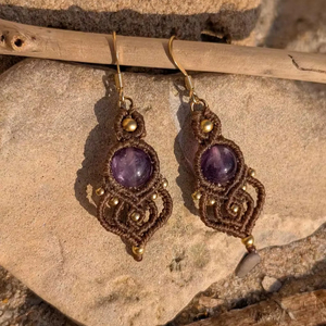 Boucles d'oreilles vintage en macramé faites à la main Shree Om Creations avec pierre de lune blanche, certifiées IGI, plaquées or, cordon marron, bijoux de guérison pour femmes - Product Image 1