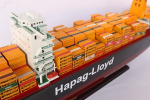 Modèle de navire cargo en bois fait main HAPAG LLOYD HAMBURG EXPRESS pour exposition, objet de collection, cadeau d'affaires mondial - Product Image 5