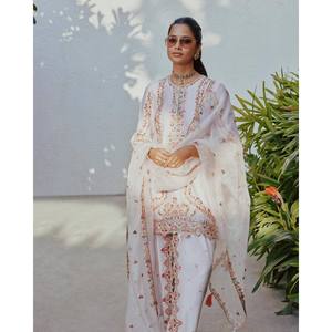 Conjunto de Ropa de Diseño Indio y Pakistaní para Fiestas, Top, Pantalón y Dupatta - Product Image 4