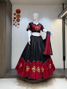 ชุดผ้าฝ้ายวัติกัน Ramkdu แบบ Chaniya Choli พร้อมงานปัก Gamthi อย่างประณีต ผ้าคลุมไหล่แบบมีเฉดสี เหมาะสำหรับงานเทศกาล Navratri และ Garba - Product Image 2