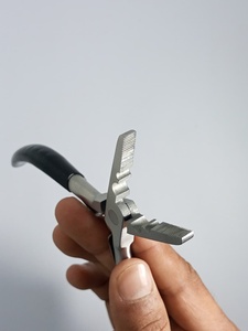 Pinzas de Alta Calidad para Extensiones de Cabello con Punta de Aguja, Acabado Dall, Acero Inoxidable Alemán, con Mango de PVC - Product Image 3