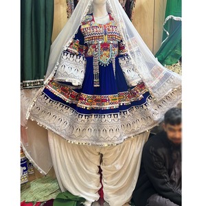 Un vestido tradicional estilo frock con bordados a mano de estilo antiguo y artesanía en seda, con el último diseño y la mejor calidad. - Product Image 6