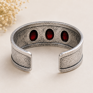Brazalete Ovalado Vintage Crimson Glow Hydro Garnet, Joyería Artesanal Hecha a Mano para Mujer, Chapado en Plata y Oro sobre Latón - Product Image 6
