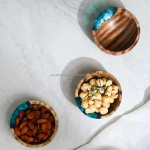 Bol en bois très demandé avec design en résine, idéal pour servir des aliments, design unique pour la décoration de table - Product Image 1