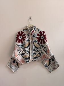 Lote surtido de chaquetas vintage Suzani estilo bohemio, hechas a mano y de talla grande. - Product Image 3