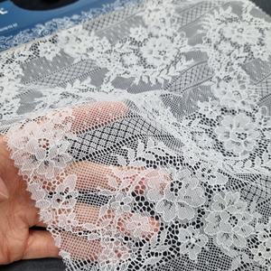 Encaje Elástico Ligero con Diseño Floral de Diamantes, 147 cm, Nailon y Spandex, Tejido Elástico, Color Personalizado para Vestidos de Novia y Lencería - Product Image 3