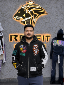 Sudadera con capucha marrón extragrande personalizada para hombre, estilo urbano, de lujo, con parches bordados y detalles de tachuelas, forro polar, fabricante mayorista - Product Image 5