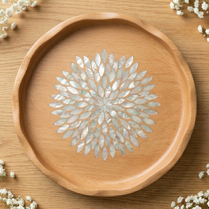 Bandeja de Servir de Madera de Haya Hecha a Mano, Moderna y de Lujo, con Incrustaciones Florales de Madreperla, Borde Mosaico, Detalles Ondulados, para Diwali y Bodas - Product Image 1