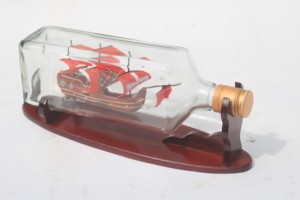 BARCO PEQUEÑO DE MADERA ARTESANAL, VINTAGE Y ECOLÓGICO, EN BOTELLA DE VINO RECTANGULAR, CON UNA AMPLIA GAMA DE OPCIONES DE MODELOS DE BARCO - Product Image 4
