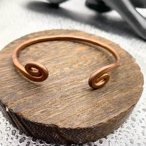 Bracelet manchette en cuivre martelé fait main, bijou métallique de luxe au design exquis, bracelet thérapeutique énergétique - Product Image 6