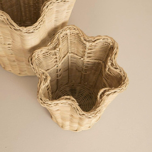 Vase de sol en rotin fait main, écologique, au charme rustique, au design ondulé et expressif, pièce maîtresse décorative - Product Image 3