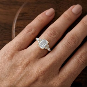 Bague de fiançailles en or 14 carats avec diamant VS1 E, taille radiant certifié IGI, cultivé en laboratoire, avec accent marquise et rond, pour anniversaire et mariage - Product Image 2
