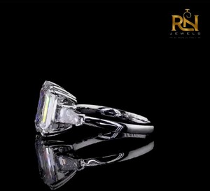Bague de fiançailles de luxe en or massif 9K/14K/18K avec diamant de laboratoire taille émeraude 2 carats couleur DEF, bande à trois pierres baguette conique style Art Déco - Product Image 2