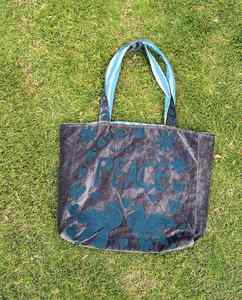 Sac fourre-tout en velours brodé « Paix » |   Sac à bandoulière bohème fait main gris anthracite, grand sac de shopping quotidien, cadeau - Product Image 1