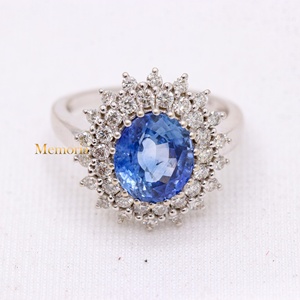 Vente en gros de bague en or blanc massif 14 carats avec saphir bleu ovale naturel et double halo de diamants, Memoria Jewels - Product Image 1