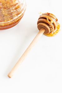 Cuchara larga de madera para miel, ideal para tarros de miel orgánica, té, café, pan y accesorios para servir panqueques. - Product Image 1