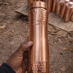 Botella de agua clásica de cobre con acabado mate grabado y martillado, ecológica, reutilizable, juego de regalo premium para uso corporativo y doméstico. - Product Image 3