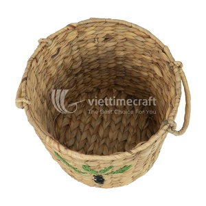 ตะกร้าเก็บน้ำผักตบชวามีด้ามจับไม้ดีไซน์แบบปักลายต้นปาล์มเขตร้อน - Product Image 4