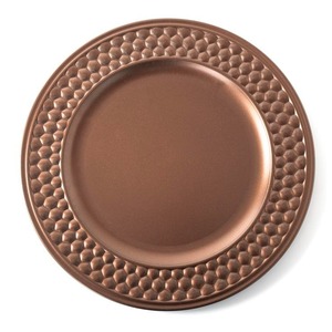 จานรองโลหะทรงกลมแบบคลาสสิก ตกแต่งโต๊ะอาหารอย่างหรูหรา สำหรับงานแต่งงาน งานเลี้ยง และงานจัดเลี้ยง - Product Image 1