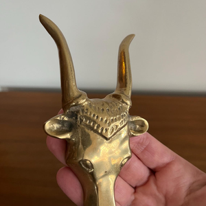Abridor de Botellas Vintage de Latón Macizo Resistente con Diseño de Toro, Temática Artística del Oeste, para Coleccionistas y Entusiastas - Product Image 4