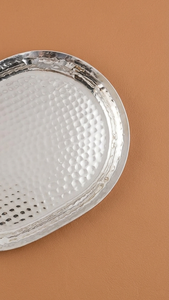 Plateau de service ovale martelé en argent, plat décoratif en acier inoxydable, plat en métal artisanal pour hôtel, restaurant, mariage, buffet - Product Image 2