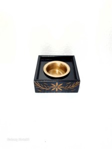 Brûleur d'encens en bois fait main avec finition noyer et insert en laiton, usage religieux, montage mural toutes saisons - Product Image 6