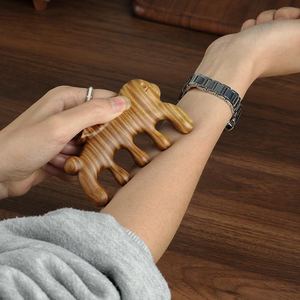 หวีไม้จันทน์เขียวสำหรับสัตว์เลี้ยง: เครื่องมือนวดไม้แบบมอร์ติส-เทนอน ทำด้วยมือ สำหรับตกแต่งบ้าน ของขวัญงานฝีมือจากธรรมชาติ - Product Image 4