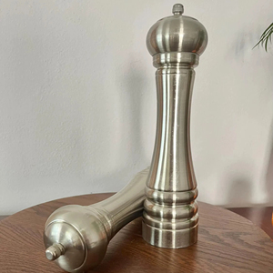 Salières et poivrières élégantes en métal, idéales pour la maison et l'hôtellerie, parfaites pour l'assaisonnement quotidien et la présentation de table, en provenance d'Inde. - Product Image 1