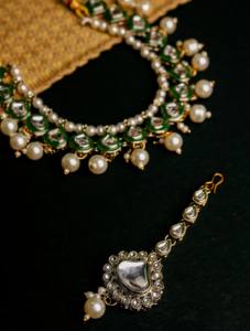 ชุดเครื่องประดับสร้อยคอและต่างหูแบบคุนดัน ดีไซน์ดั้งเดิมประดับเพชรซิร์คอน ชุบทองโบราณ สีเขียวมีนาคารี สำหรับผู้หญิง เหมาะสำหรับงานแต่งงานและงานปาร์ตี้ - Product Image 3