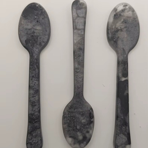 Cuillère élégante en résine faite à la main, outils de salade durables, compatibles lave-vaisselle, écologiques, design moderne et élégant pour servir, cuisiner et dîner - Product Image 1