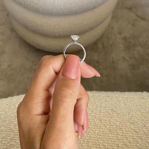 Anillo de Diamante Cultivado en Laboratorio de Corte Ovalado de 2.35 Quilates con Piedras Laterales Pavé _ Oro de 14K _ Anillo de Compromiso Creado en Laboratorio _ Certificado IGI - Product Image 3