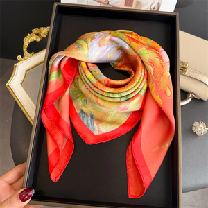 ผ้าพันคอไหมสี่เหลี่ยมหรูหราขนาด 70 ซม. สำหรับผู้หญิง ผ้าพันคอพิมพ์ลายดอกไม้สัมผัสนุ่มดุจไหม ผ้าโพกศีรษะแฟชั่นสำหรับสุภาพสตรี ผ้าพันคอแบบผูกผม และริบบิ้นผูกกระเป๋า - Product Image 4