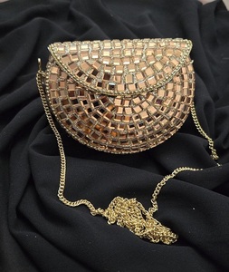 Pochette de soirée premium effet miroir argenté avec motif carreaux carrés et bandoulière chaîne pour femme, idéale pour mariages et soirées - Product Image 3