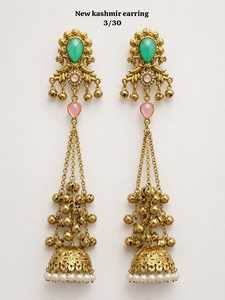 Pendientes Jhumka de Diseño con Piedras Verdes y Rosas, Chapados en Oro, Estilo Kashmiri, con Perlas, para Novias, Bodas y Fiestas - Product Image 1