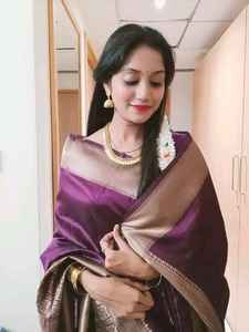 Sari de Seda Suave de Excelente Calidad con Borde en Contraste, Traje Tradicional para Fiestas y Bodas, Disponible para la Venta - Product Image 5