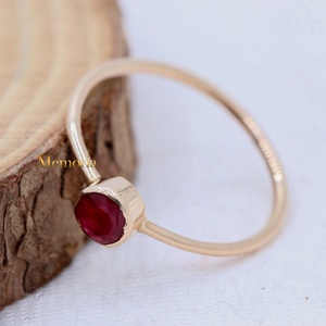 Bague solitaire minimaliste en or jaune massif 9 carats avec rubis naturel rond serti clos, bijoux fins Memoria Jewels - Product Image 4