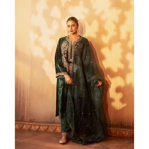 Ensemble de costume de fête pour femmes avec broderie lourde et travail de séquence, avec un travail de paillettes élégant - Product Image 2