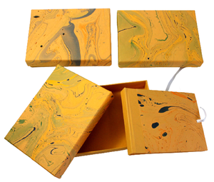 Camlon Exports - Agenda en papier marbré fait main avec fermeture à ruban dans un coffret cadeau assorti - Design orange Rajasthan - Product Image 3